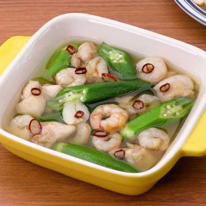 「オクラとチキンとえびのアヒージョ」のレシピ動画