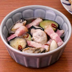 「牡蠣となすとベーコンのアヒージョ」のレシピ動画