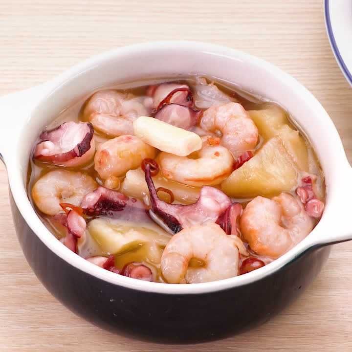 海鮮とじゃがいものアヒージョ