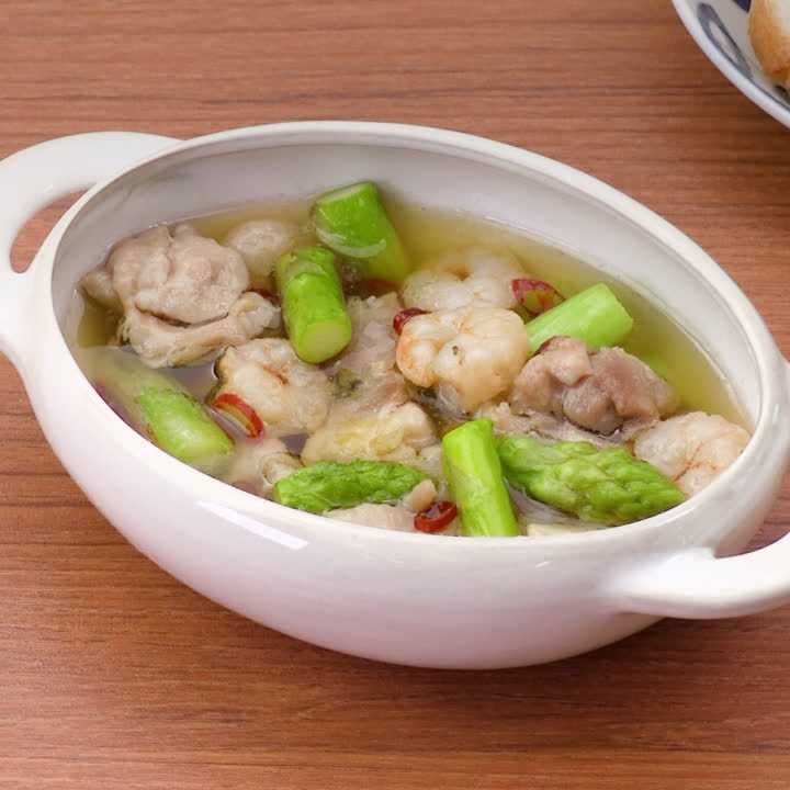 アスパラとチキンとえびのアヒージョ