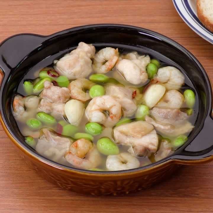 枝豆とチキンとえびのアヒージョ