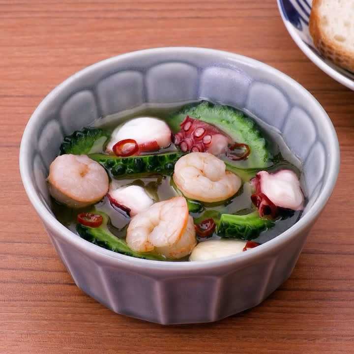 海鮮とゴーヤーのアヒージョ