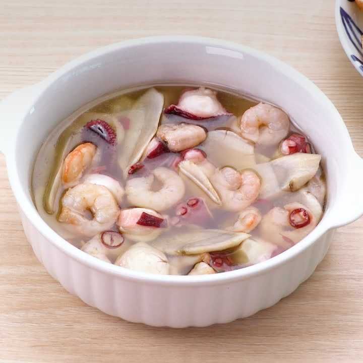 海鮮とごぼうのアヒージョ