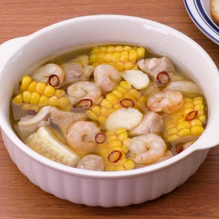 とうもろこしとチキンとえびのアヒージョ