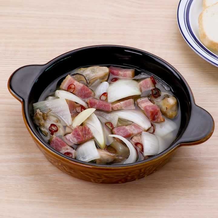 牡蠣と玉ねぎとベーコンのアヒージョ