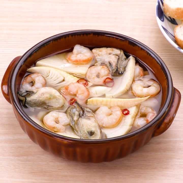 たけのことえびと牡蠣のアヒージョ