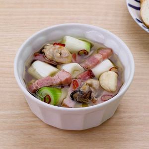 「牡蠣とねぎとベーコンのアヒージョ」のレシピ動画