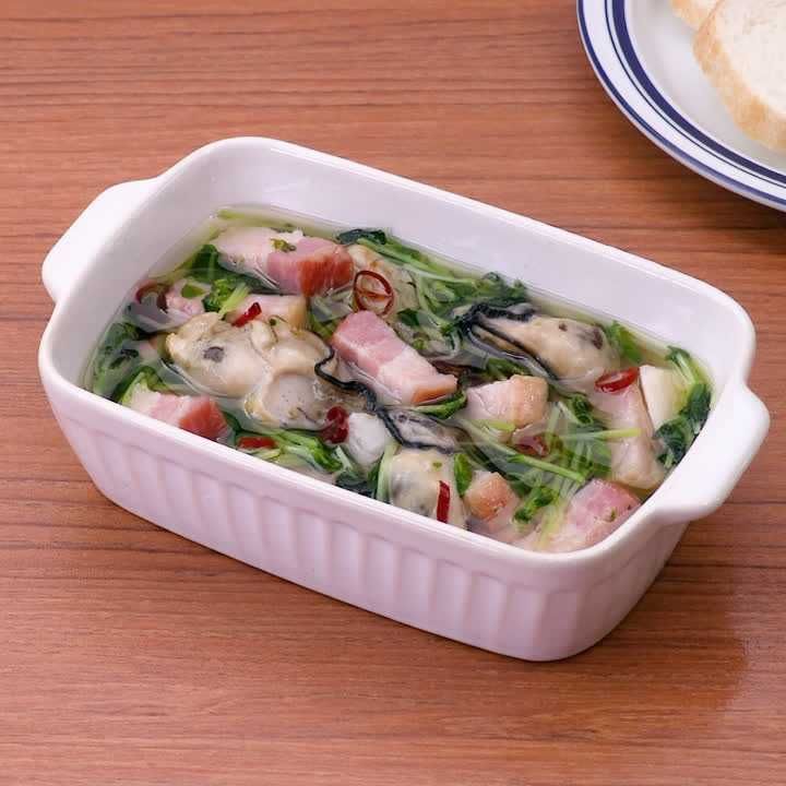 牡蠣と豆苗とベーコンのアヒージョ