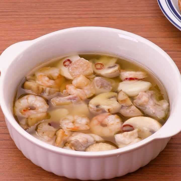 マッシュルームとチキンとえびのアヒージョ