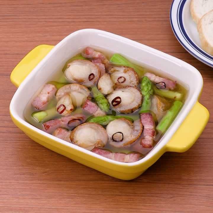 アスパラとホタテとベーコンのアヒージョ