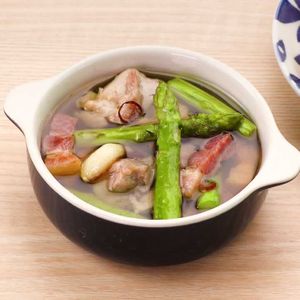 「アスパラと鶏もものアヒージョ」のレシピ動画