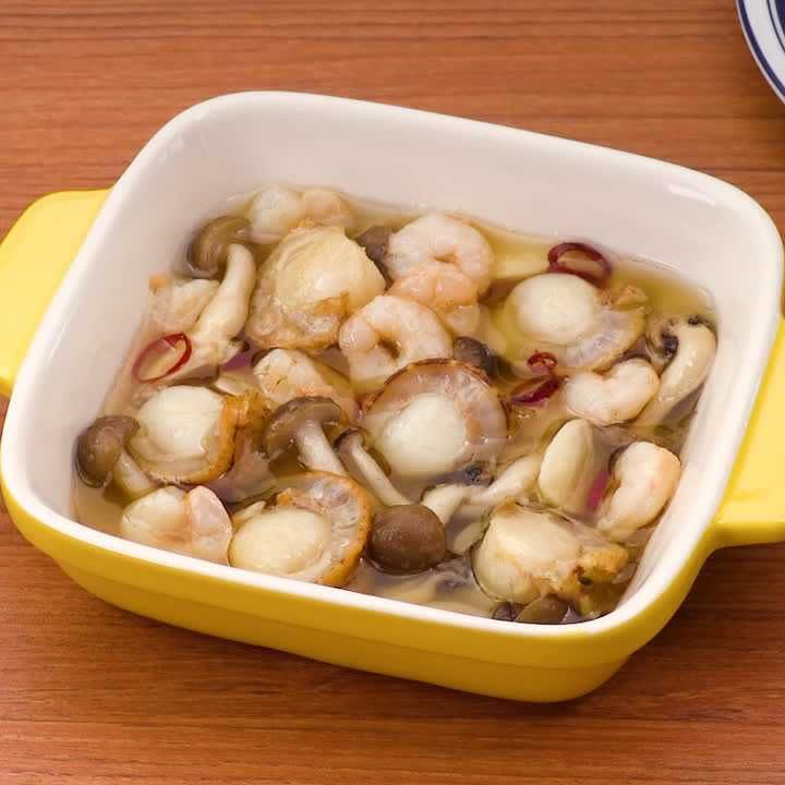 しめじとホタテとえびのアヒージョ