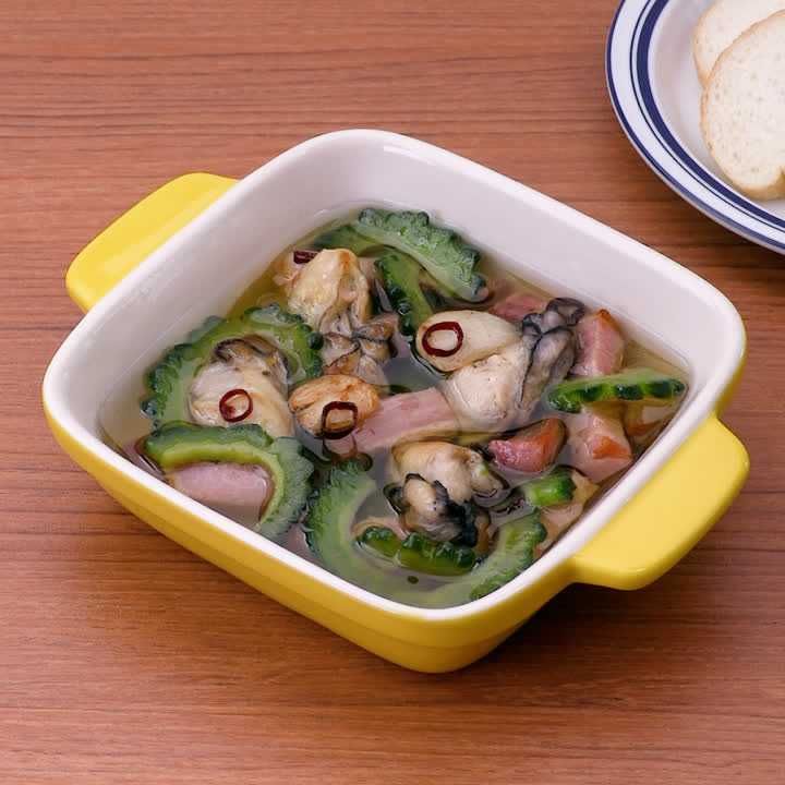 牡蠣とゴーヤーとベーコンのアヒージョ
