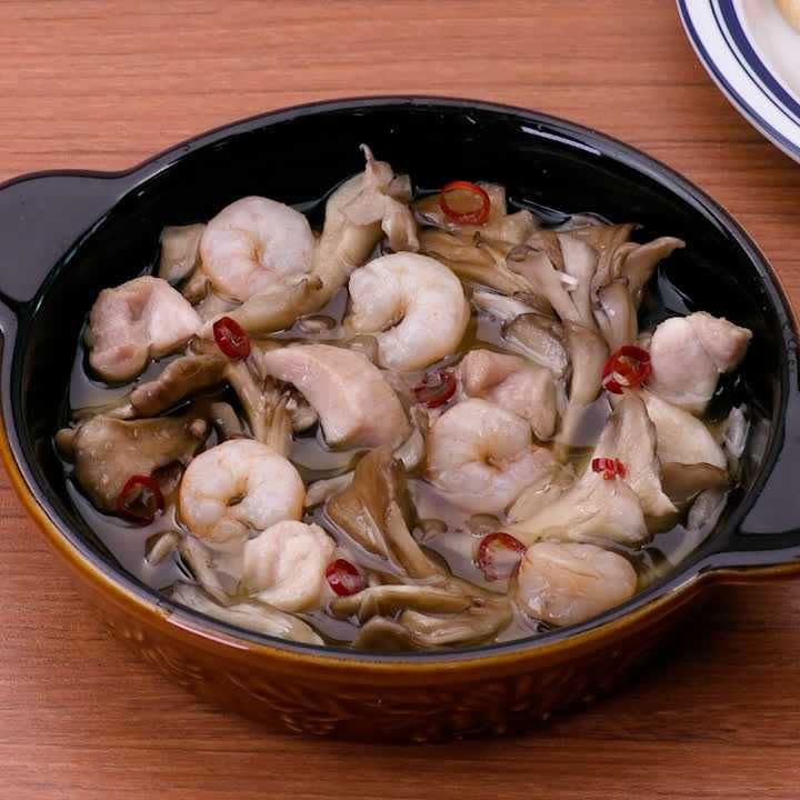 舞茸とチキンとえびのアヒージョ