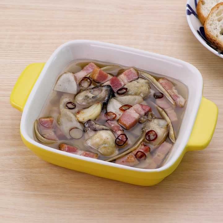 牡蠣とごぼうとベーコンのアヒージョ