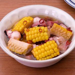 とうもろこしとベーコンとたこのアヒージョ