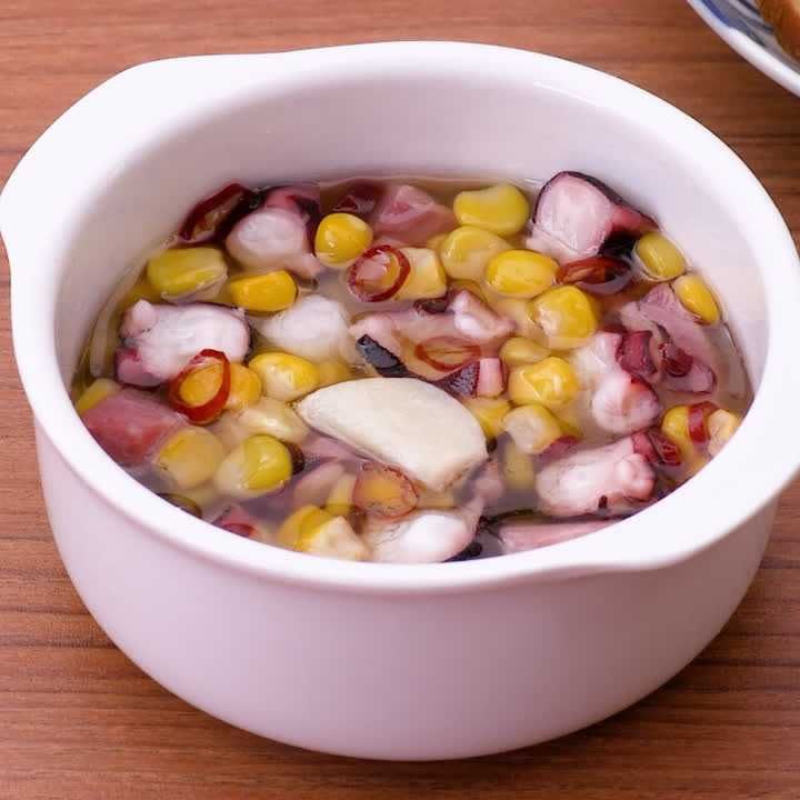 コーンとベーコンとたこのアヒージョ