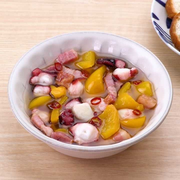 パプリカとベーコンとたこのアヒージョ