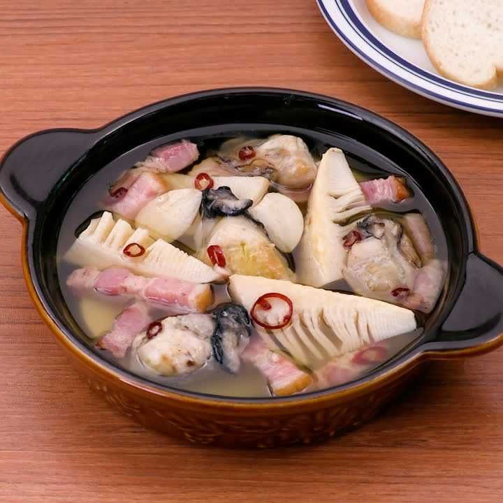牡蠣とたけのことベーコンのアヒージョ