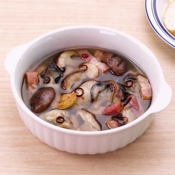 牡蠣と椎茸とベーコンのアヒージョ