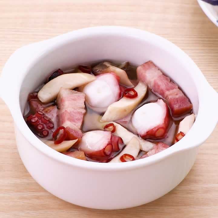 エリンギとベーコンとたこのアヒージョ