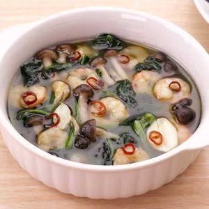 しめじとえびとほうれん草のアヒージョ