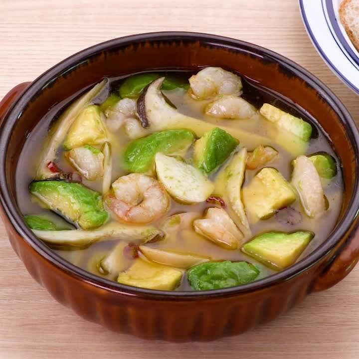 エリンギとえびとアボカドのアヒージョ