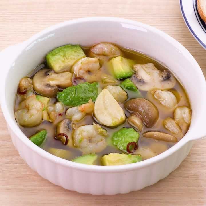 マッシュルームとアボカドのアヒージョ