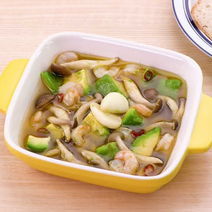 しめじとえびとアボカドのアヒージョ