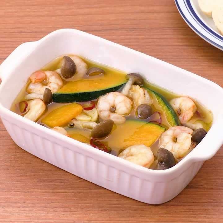 しめじとえびとかぼちゃのアヒージョ