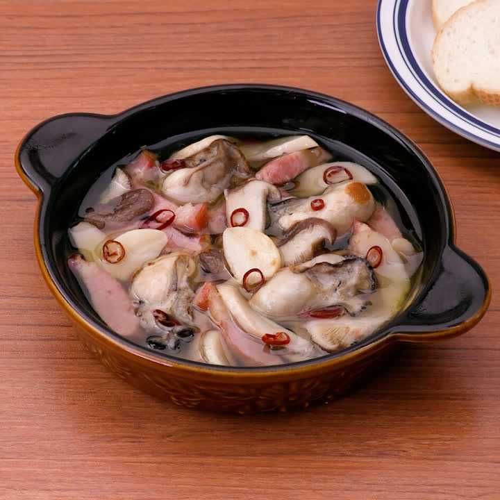 牡蠣とエリンギとベーコンのアヒージョ