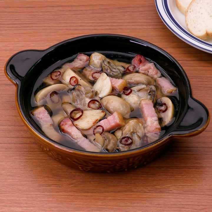 牡蠣とマッシュルームとベーコンのアヒージョ