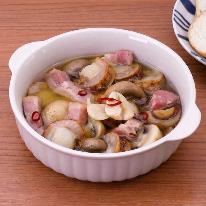 マッシュルームとホタテとベーコンのアヒージョ