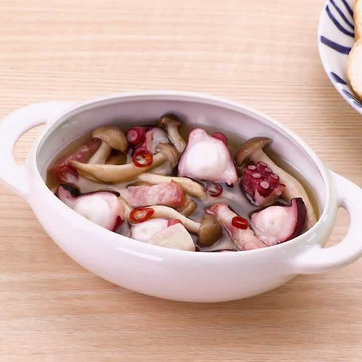 しめじとベーコンとたこのアヒージョ