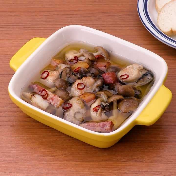牡蠣としめじとベーコンのアヒージョ