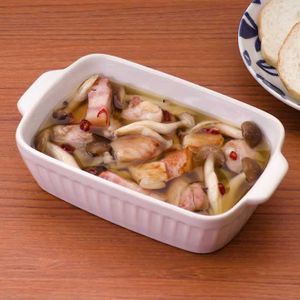 「しめじと鶏もものアヒージョ」のレシピ動画