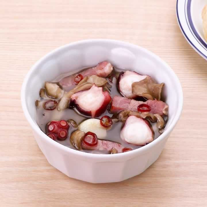 舞茸とベーコンとたこのアヒージョ