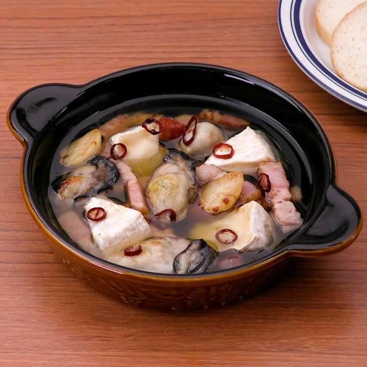 牡蠣とチーズとベーコンのアヒージョ