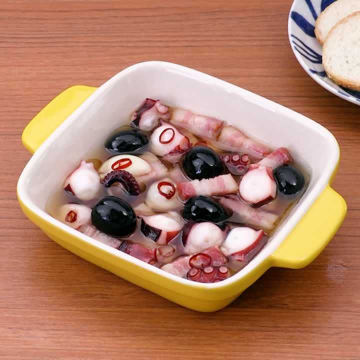 オリーブとベーコンとたこのアヒージョ