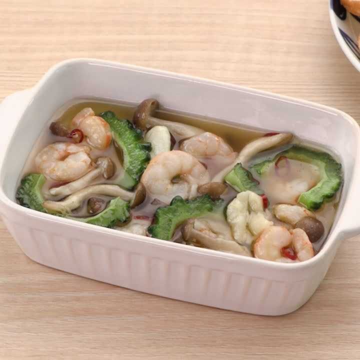 しめじとえびとゴーヤーのアヒージョ