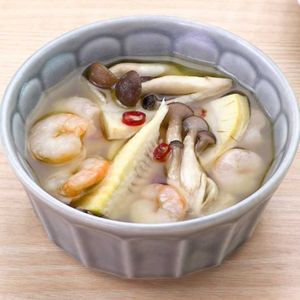 しめじとえびとたけのこのアヒージョ