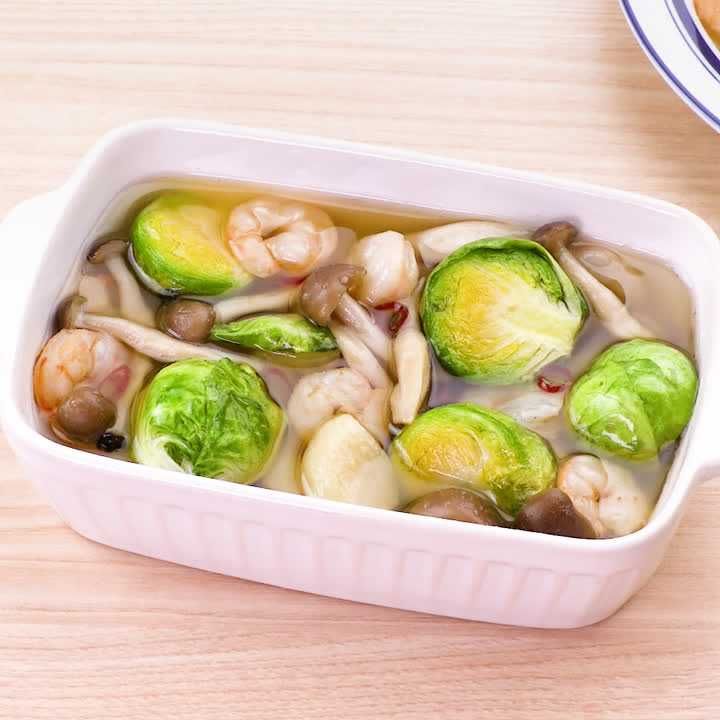 しめじとえびと芽キャベツのアヒージョ