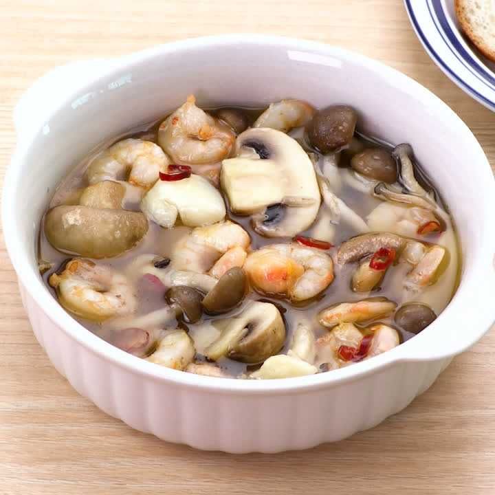 しめじとえびとマッシュルームのアヒージョ
