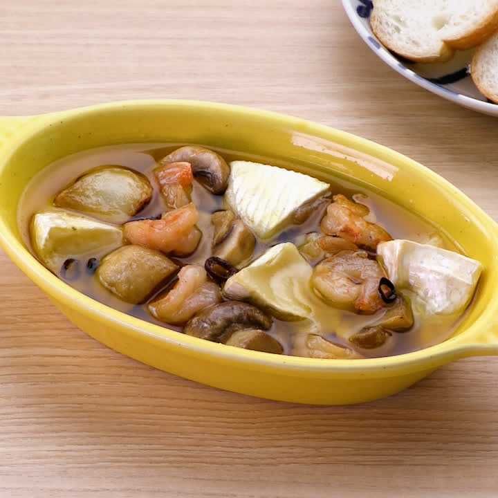 マッシュルームとチーズのアヒージョ