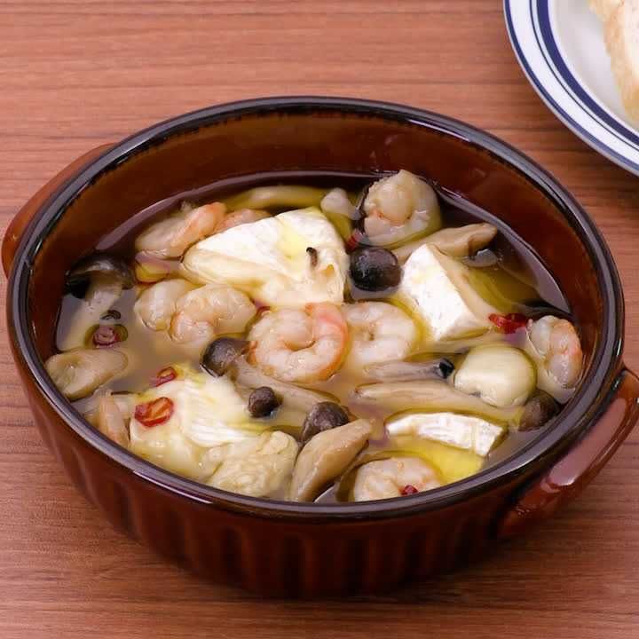 しめじとえびとチーズのアヒージョ