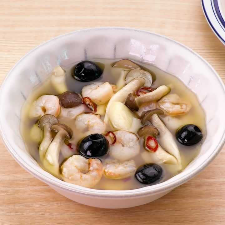 しめじとえびとオリーブのアヒージョ