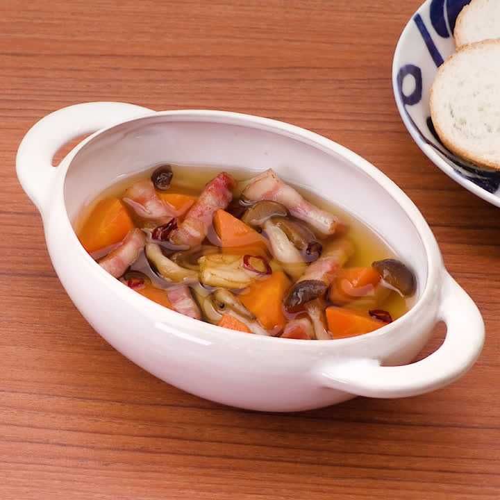 しめじとにんじんとベーコンのアヒージョ