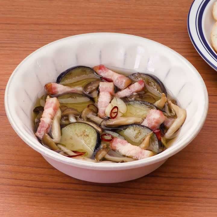 しめじとなすとベーコンのアヒージョ