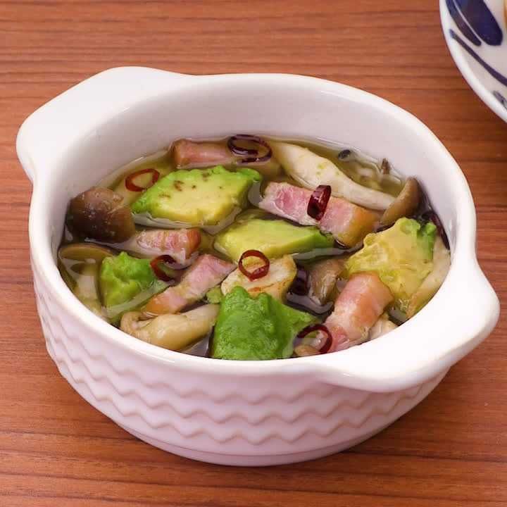 しめじとアボカドとベーコンのアヒージョ