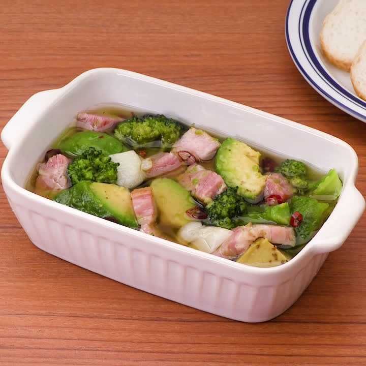 ブロッコリーとアボカドのアヒージョ